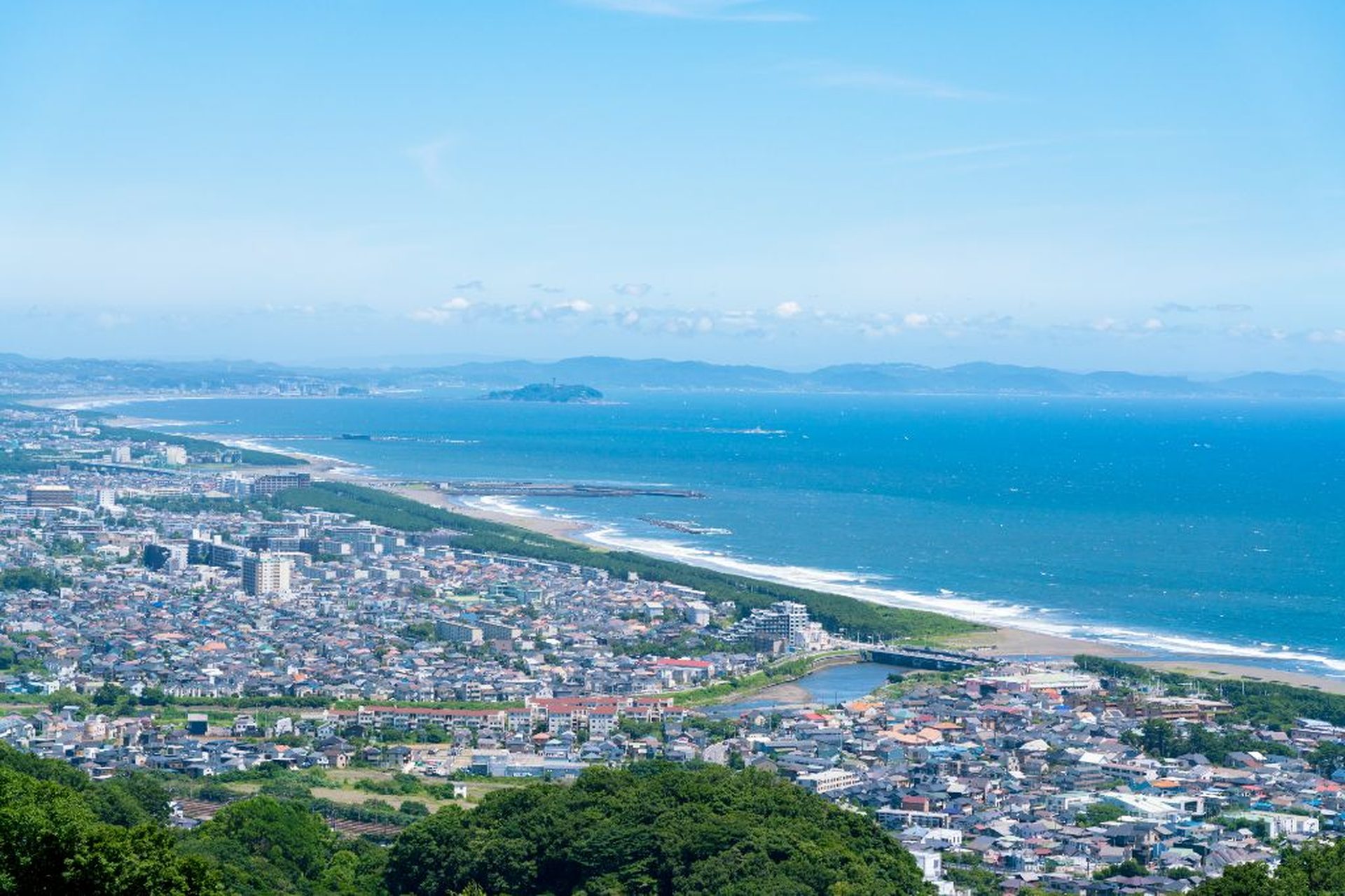 湘南の街並みと海岸線